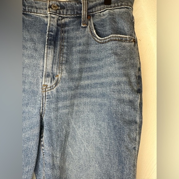 Abercrombie & Fitch Curve Love Ultra High Rise 90s Straight Jean - Picture 4 of 10